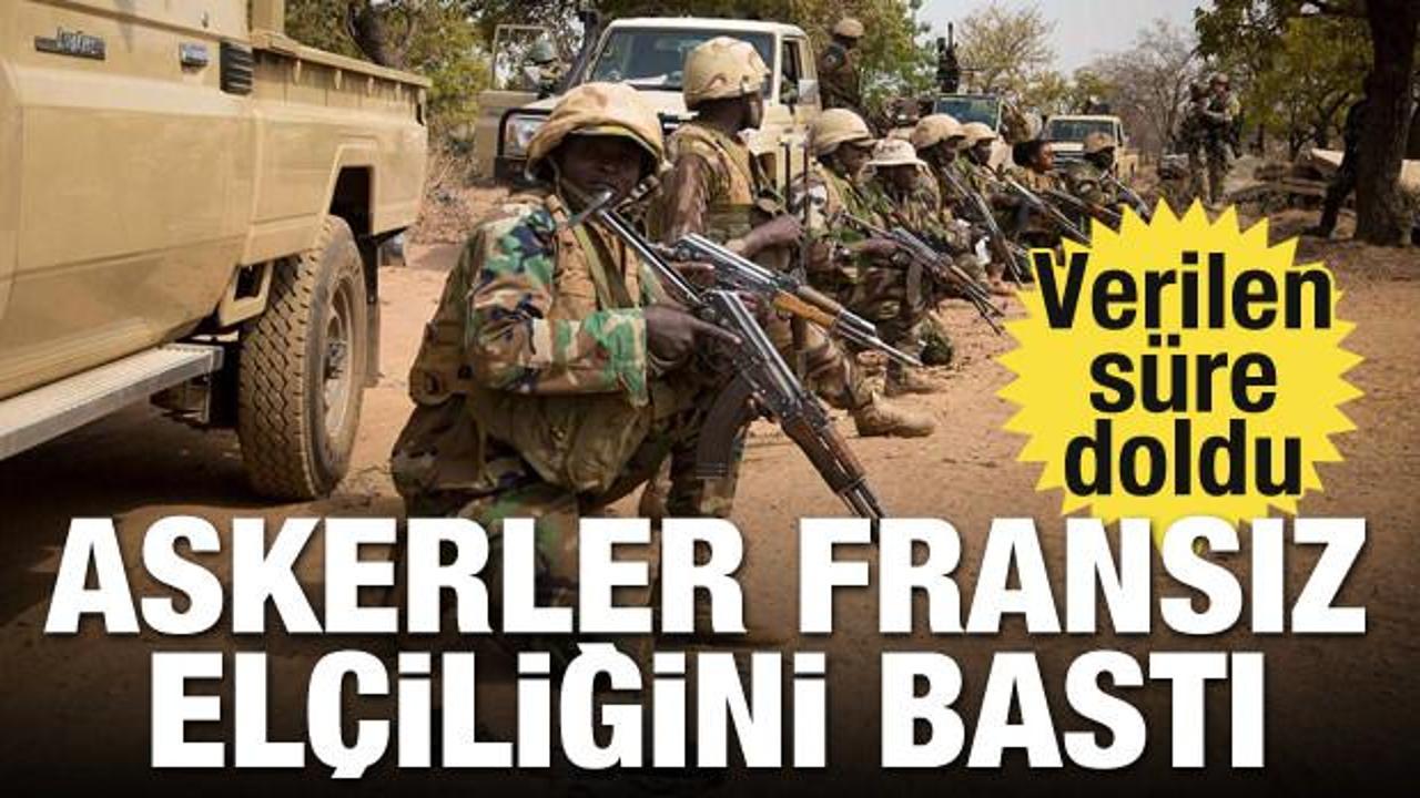 Verilen süre doldu! Askerler Fransız elçiliğini bastı