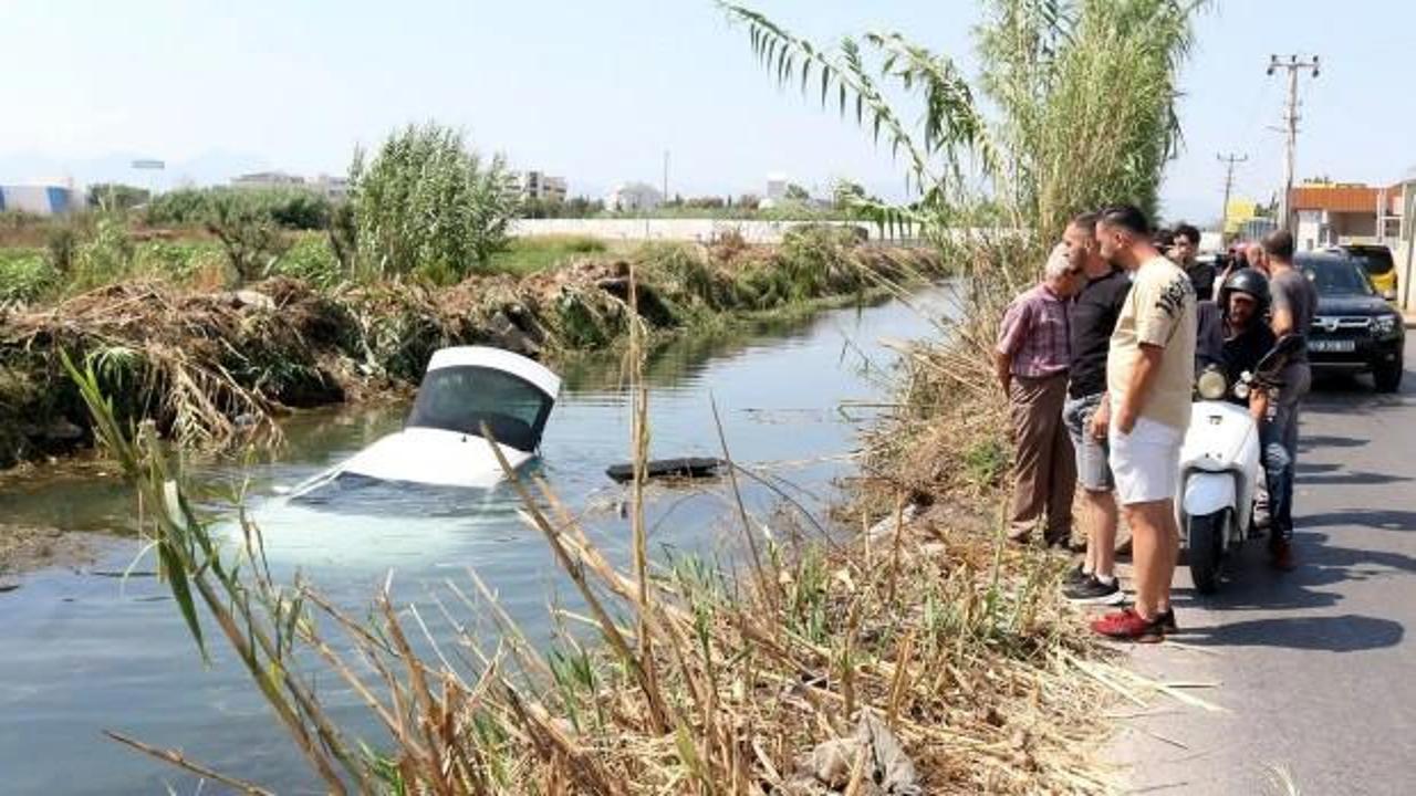 Virajı geniş alınca otomobille kanala düştüler