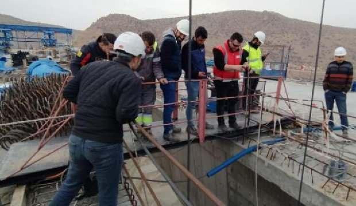 Viyadük inşaatında 7 saat havada asılı kalan işçileri itfaiye kurtardı