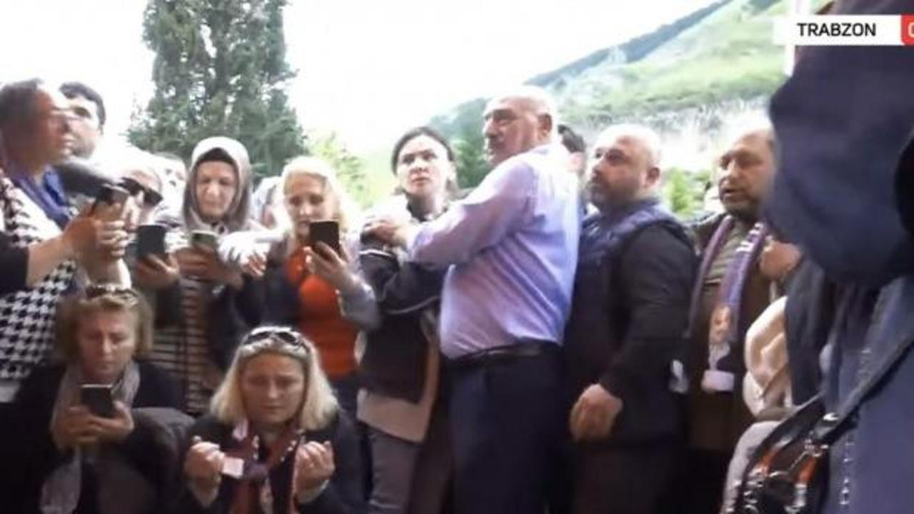 Volkan Konak'ın mezarı başında 