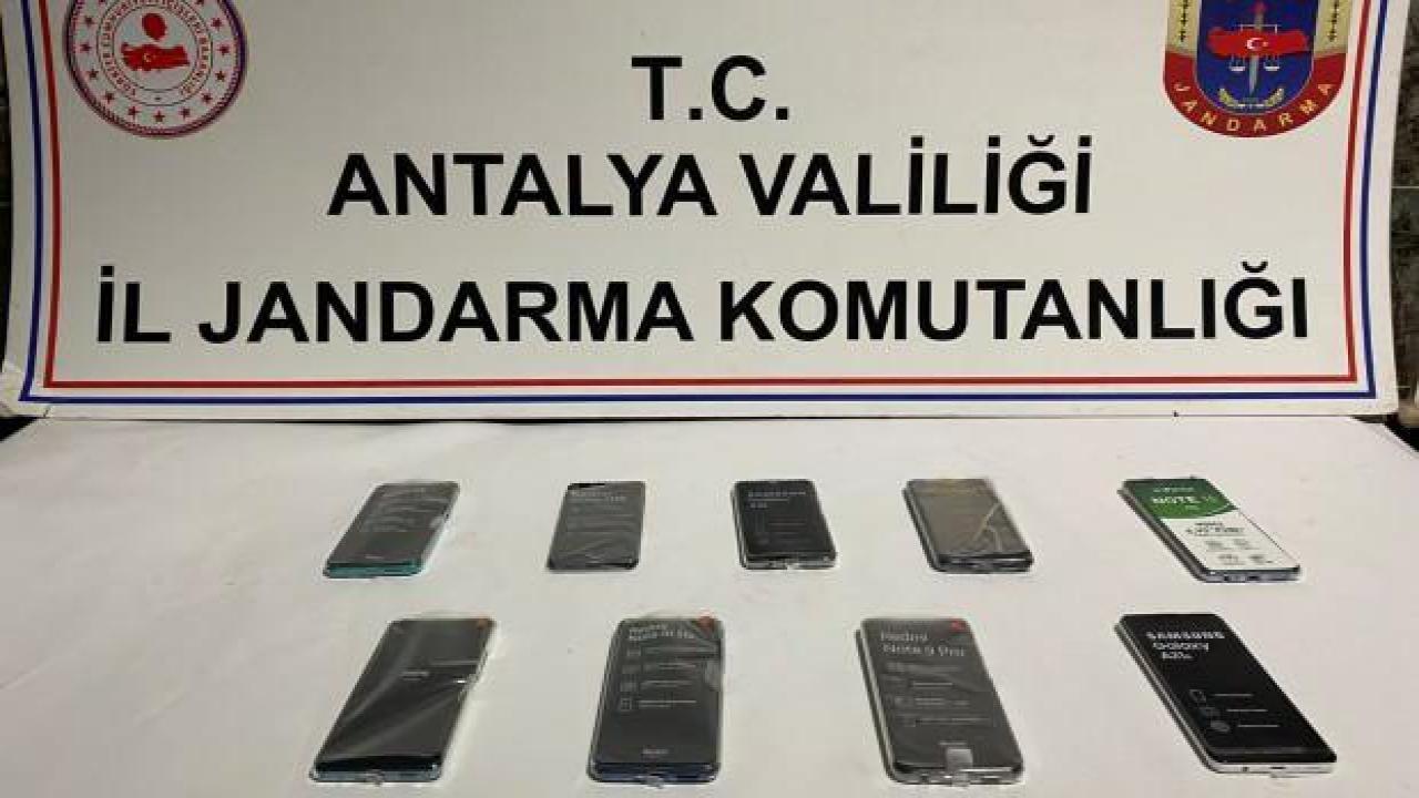 Yabancı uyruklu şüphelinin ikametinde 100 bin lira değerinde kaçak telefon bulundu