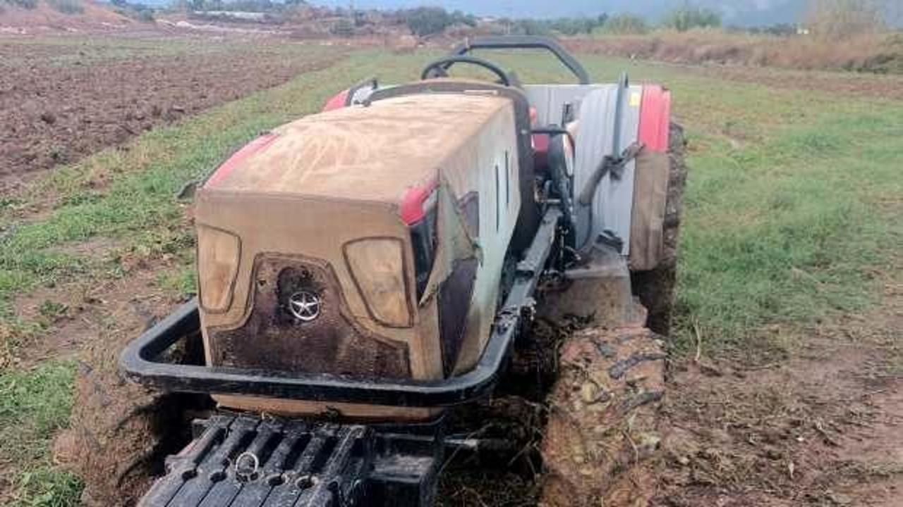 Yağmurda tarla sürerken yıldırım isabet eden sürücü öldü