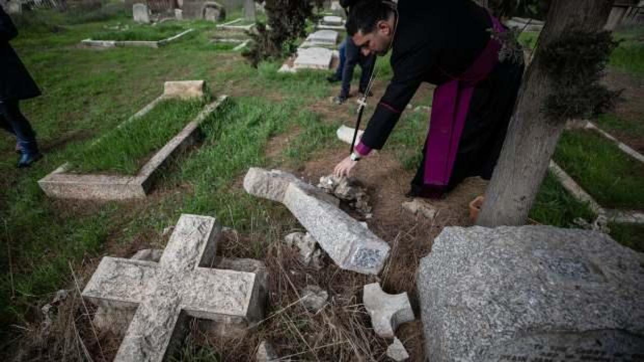 Yahudi yerleşimciler Kudüs’te Hristiyan mezarlığını tahrip etti