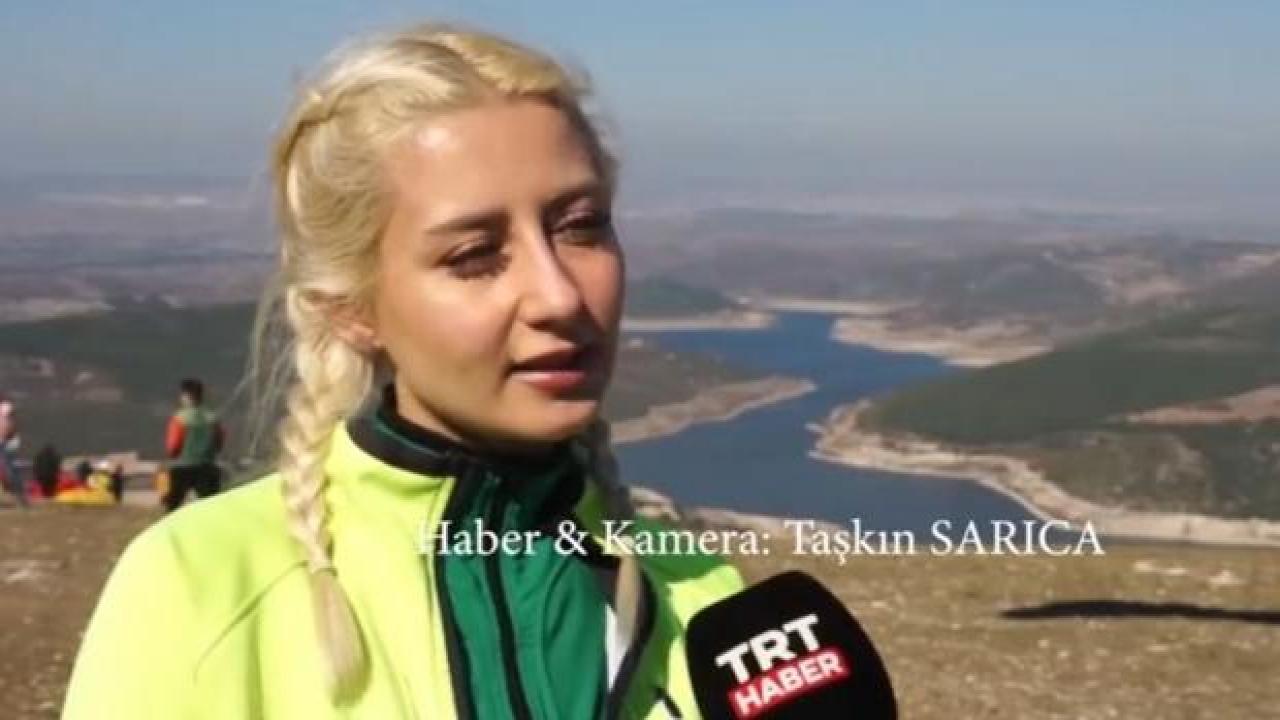 Yamaç paraşütü hakkında konuşan sporcu 