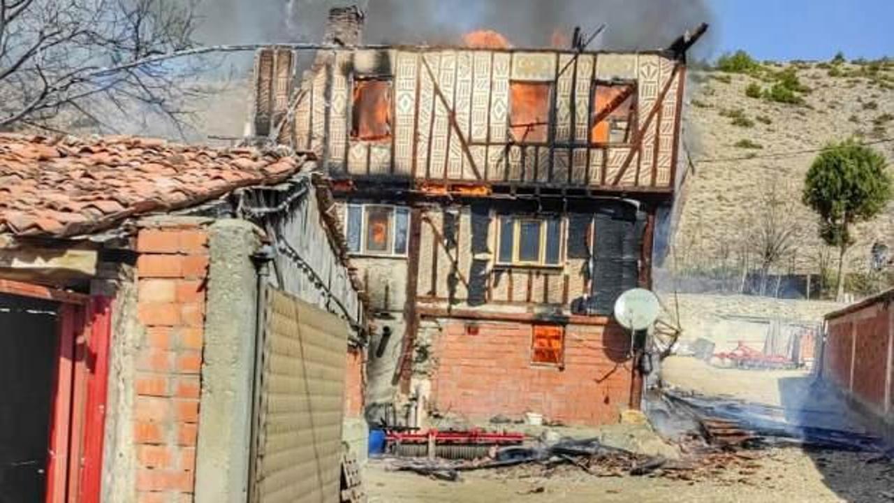 Yangında 2 ev kullanılamaz hale geldi