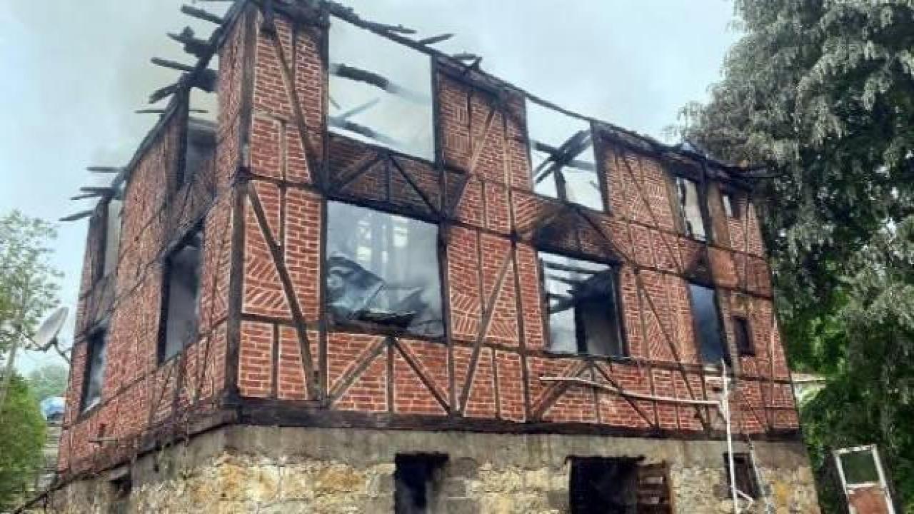 Yangında 2'nci kattan atlayan anne ve kızı yaralandı