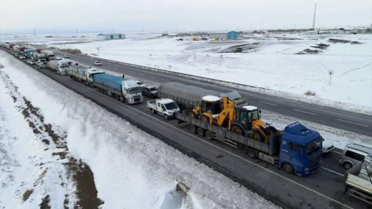Yardım tırları akın akın deprem bölgesine gidiyor! 40 kilometrelik konvoy oluşturdu