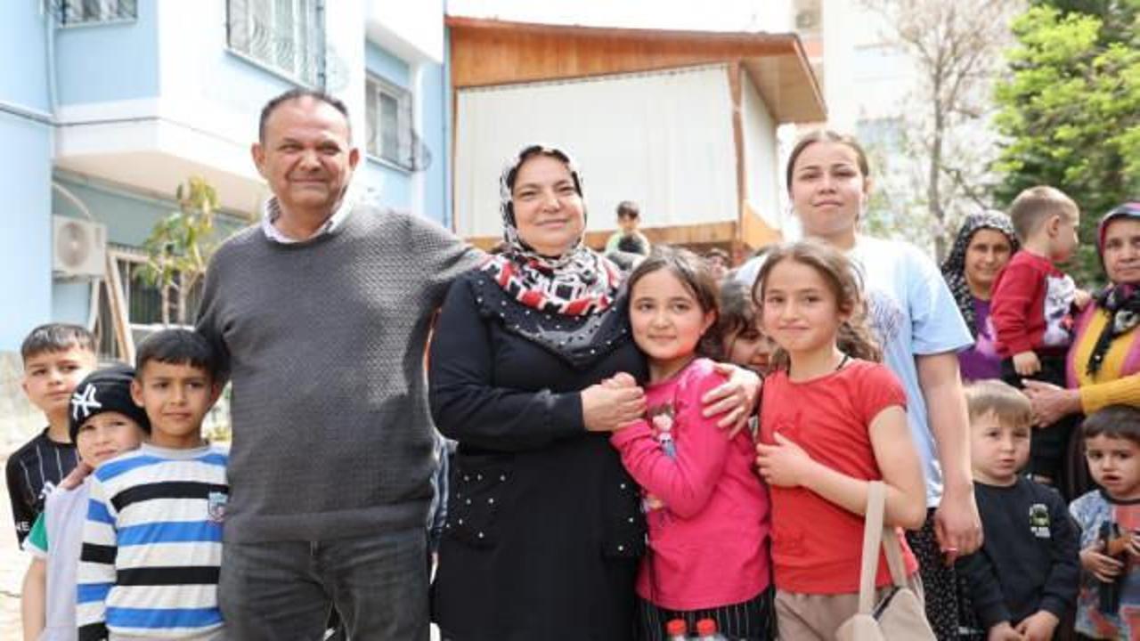 Yaşlı çift, 20 yıldır çocuklara bayram harçlığı dağıtıyor