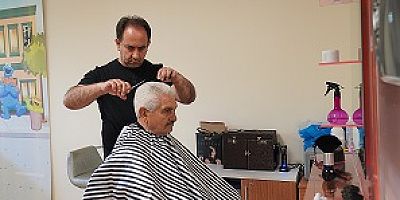 YAŞLILAR MERKEZİ’NDE ÜCRETSİZ BERBER HİZMETİ DEVAM EDİYOR