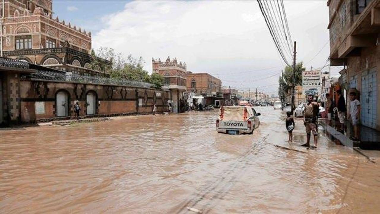 Yemen'de sel nedeniyle yerinden olan ailelerin sayısı 12 bini geçti
