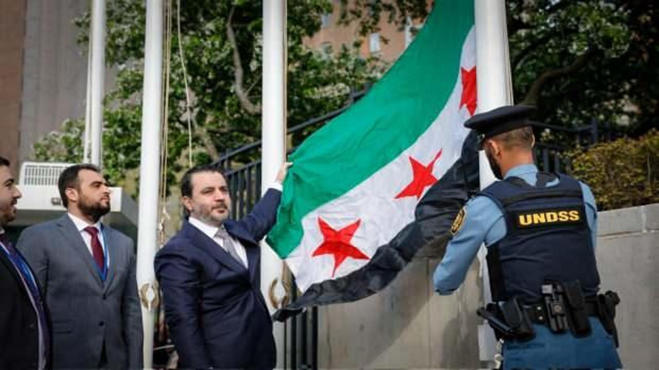 Yeni Suriye bayrağı ABD'de göndere çekildi