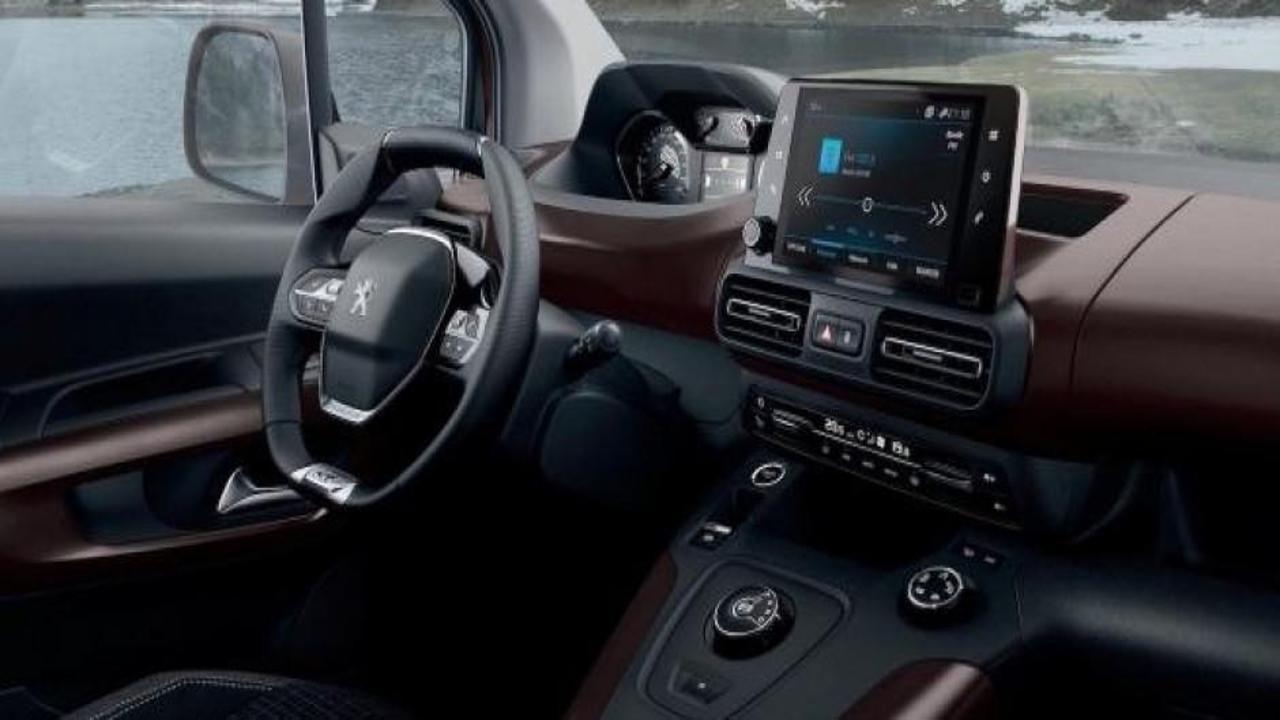 Yeni ticari araçlarını Türkiye'ye getirdi: Satış fiyatları açıklandı