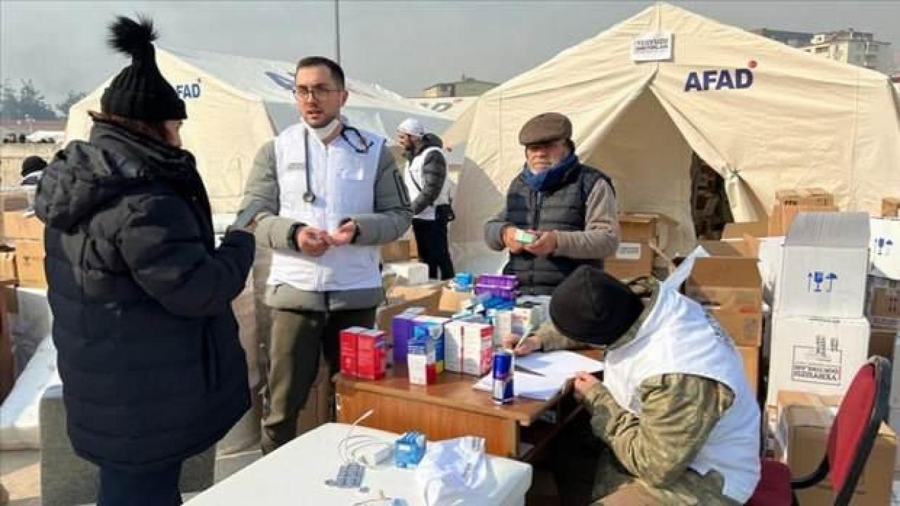 'Yeryüzü Doktorları' deprem bölgesinde yaraları sarmaya devam ediyor