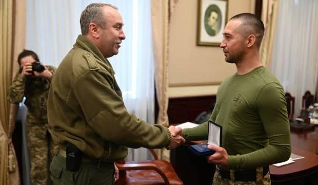 Yılan Adası'nda Rus gemisine rest çeken askere madalya