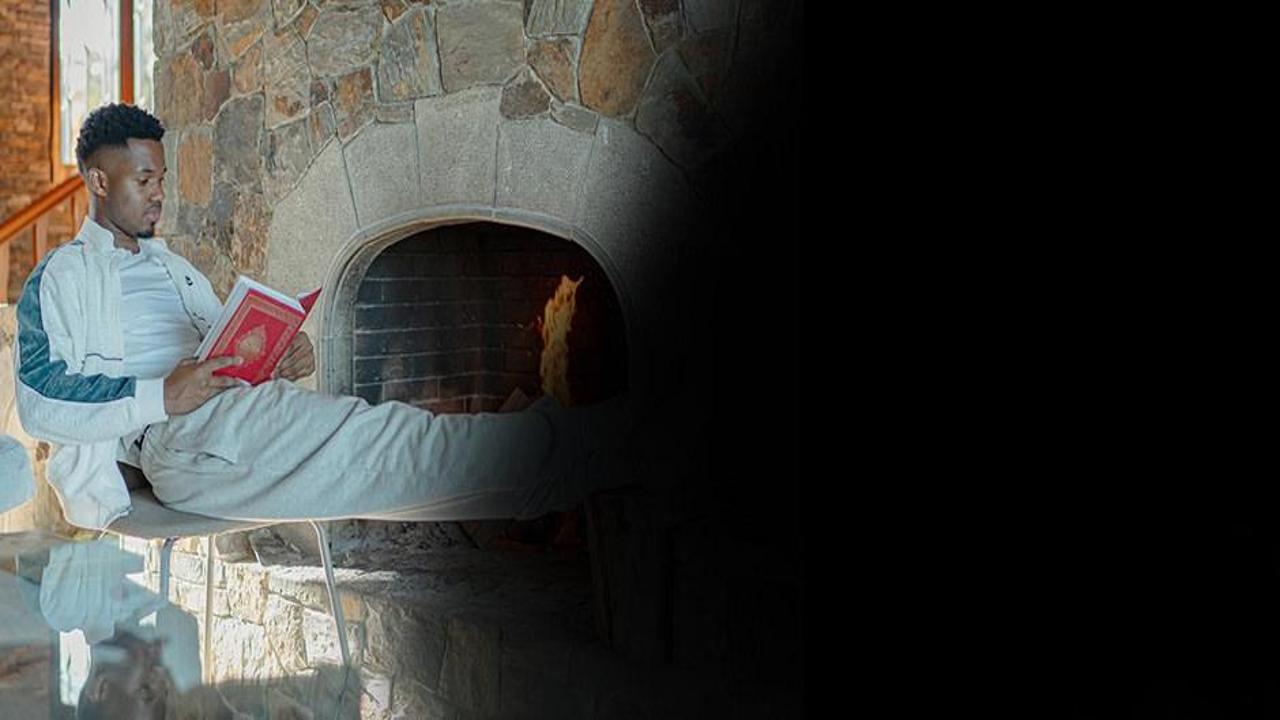 Yıldız futbolcuya tepkiler çığ gibi: Ayak ayak üstüne atıp Kuran okudu