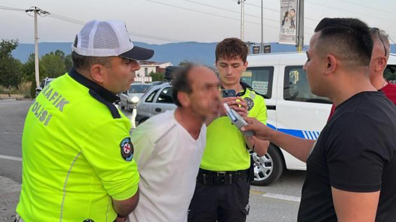 Yol kenarına tuvaletini yapan alkollü sürücü polise yakalandı