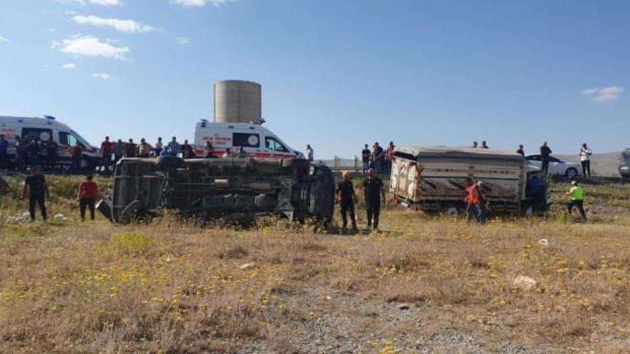 Yolcu minibüsü ile kamyon çarpıştı: 12 yaralı