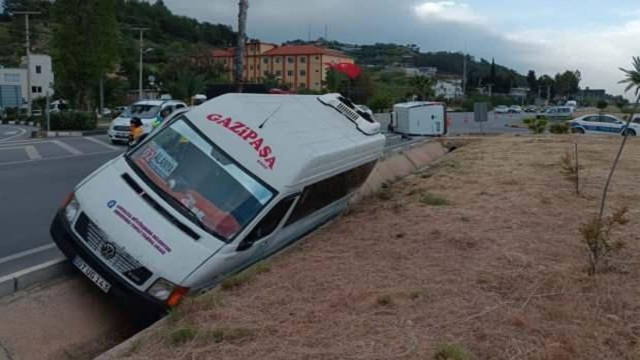Yolcu minibüsüyle kamyonet çarpıştı: 9 yaralı