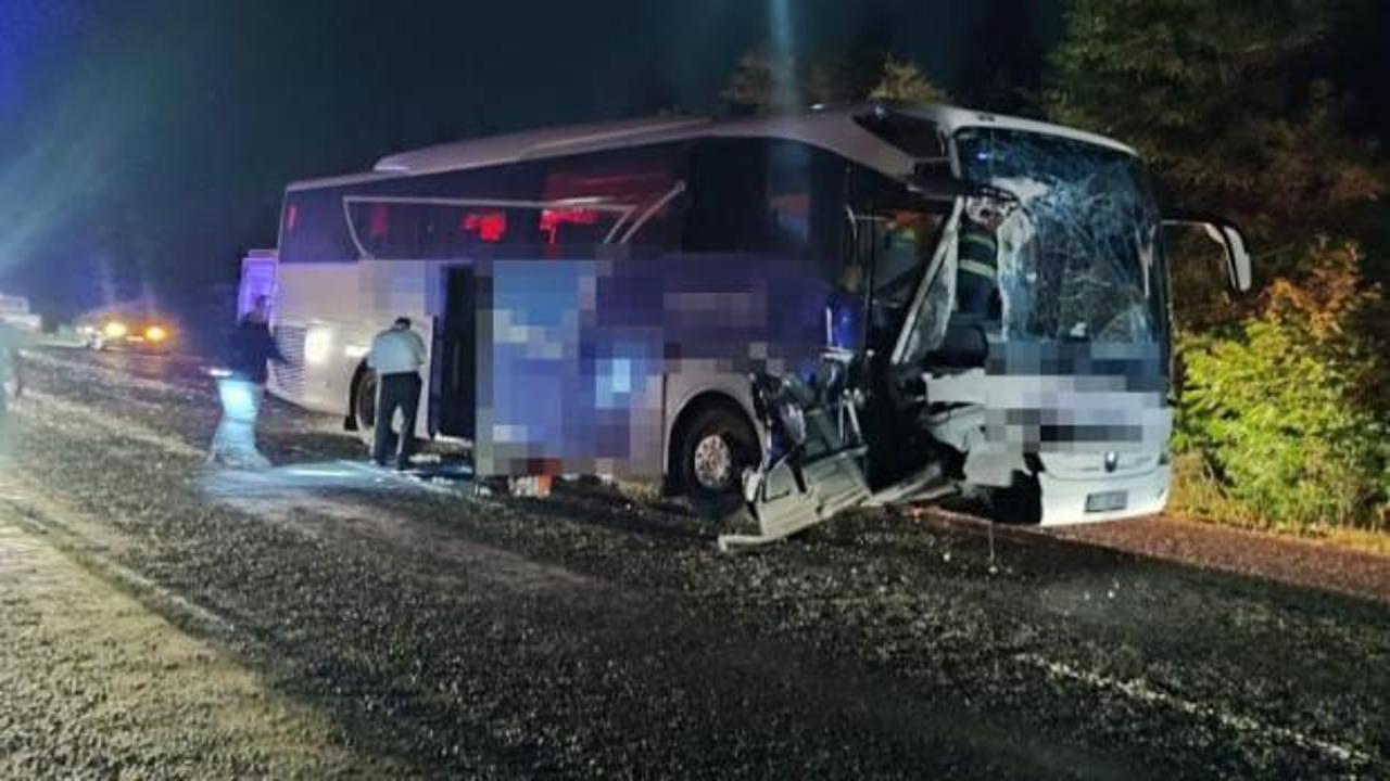 Yolcu otobüsü ile traktör çarpıştı: Ölü ve yaralılar var