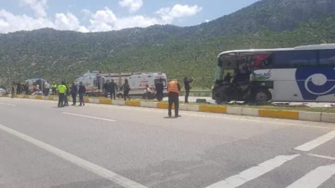 Yolcu otobüsü, yol temizleme aracına çarptı: 1 ölü, 15 yaralı