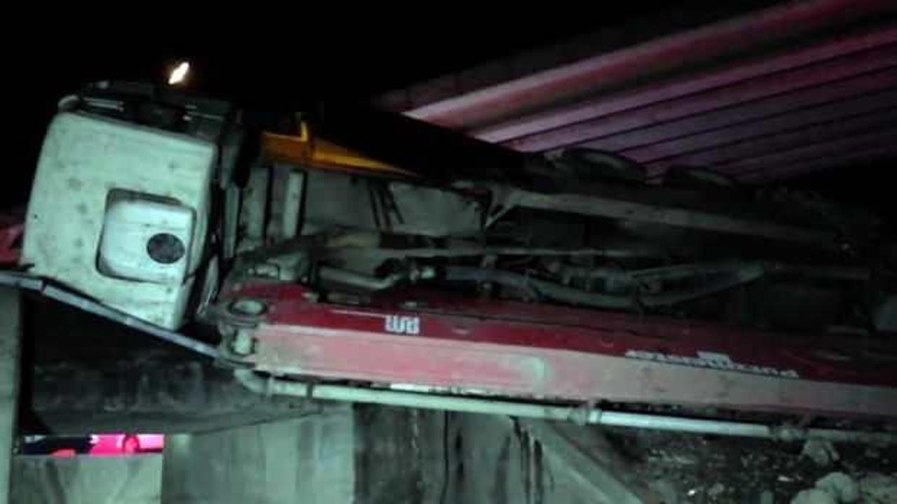 Yolcu treni beton pompasına çarptı