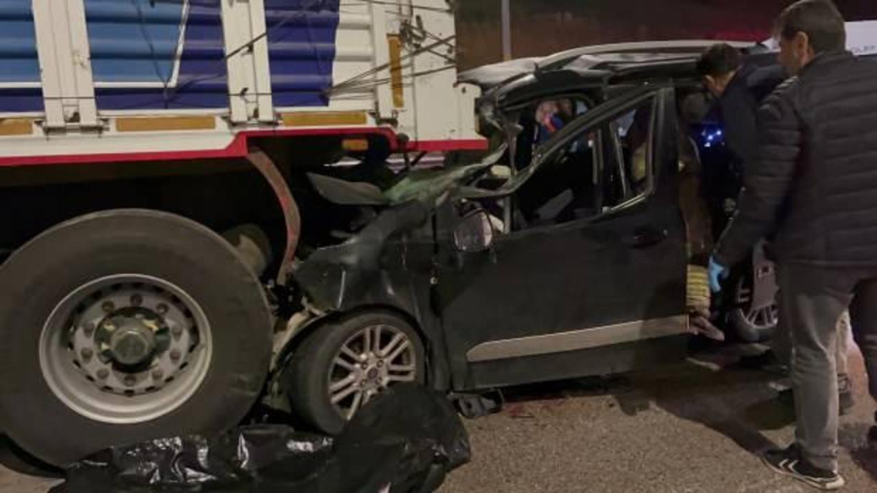 Yolda duran TIR'a çarpan araçtan üzücü haber geldi
