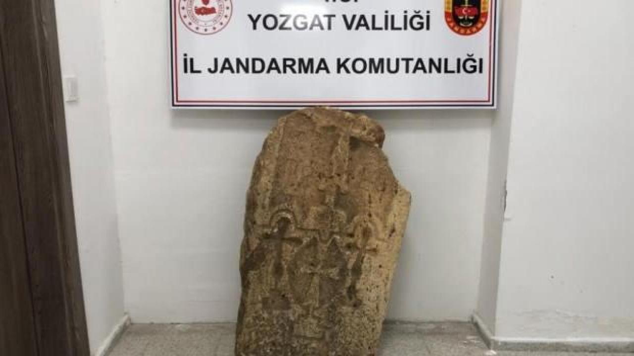 Yozgat’ta haç işlemeli mezar taşı ve tarihi İncil ele geçirildi