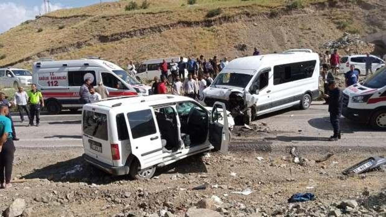 Yüksekova'da kaza: 2'si ağır 7 yaralı