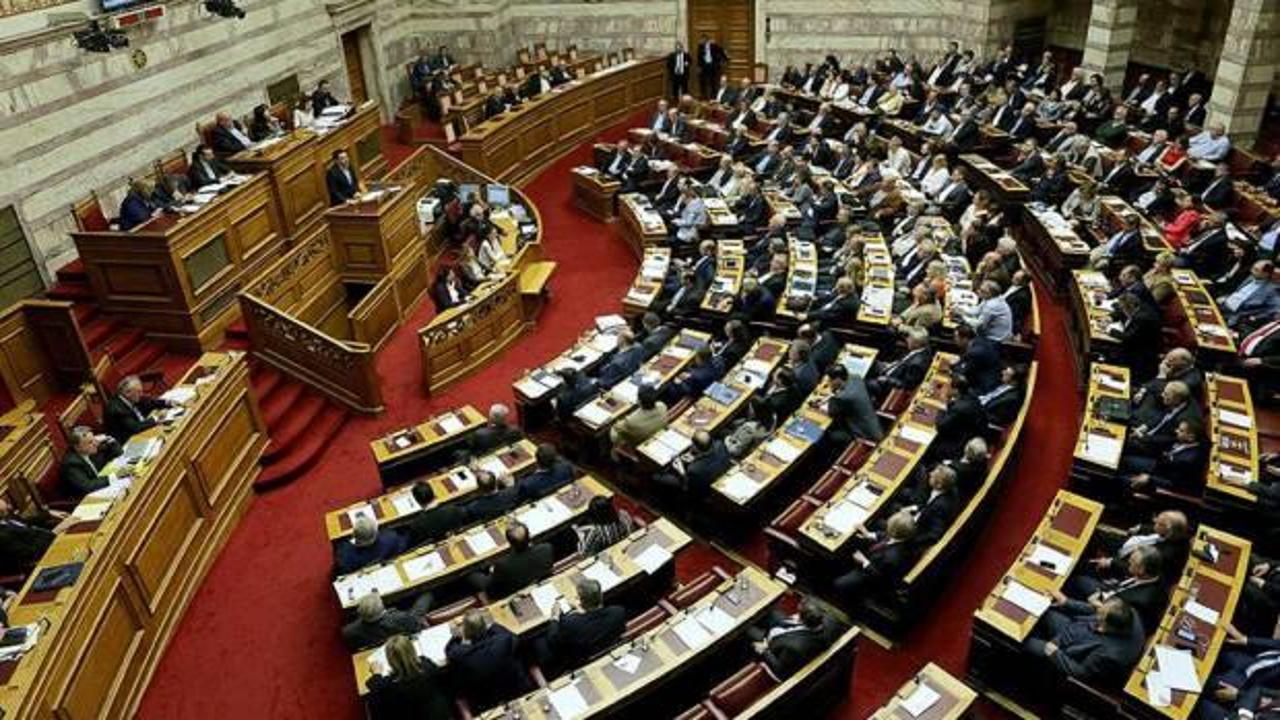 Yunanistan meclisinde taşlar yerinden oynuyor