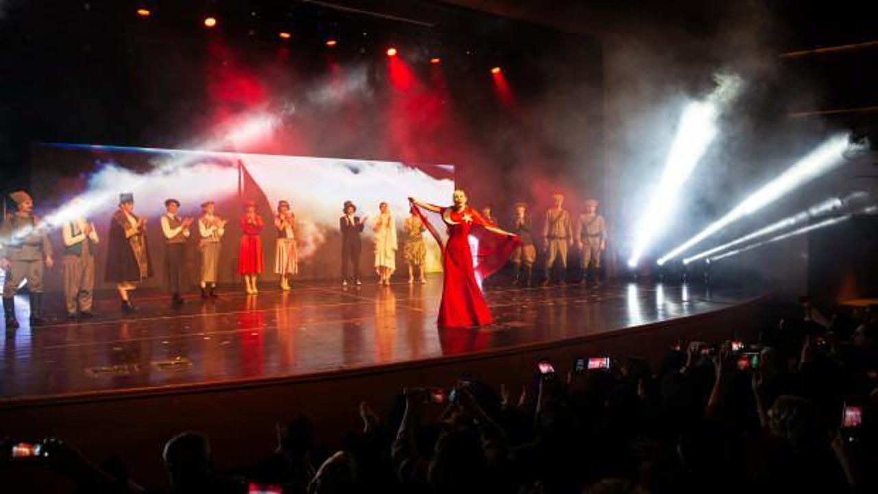Yüzüncü yılda Türk kadınının zarafeti podyumda