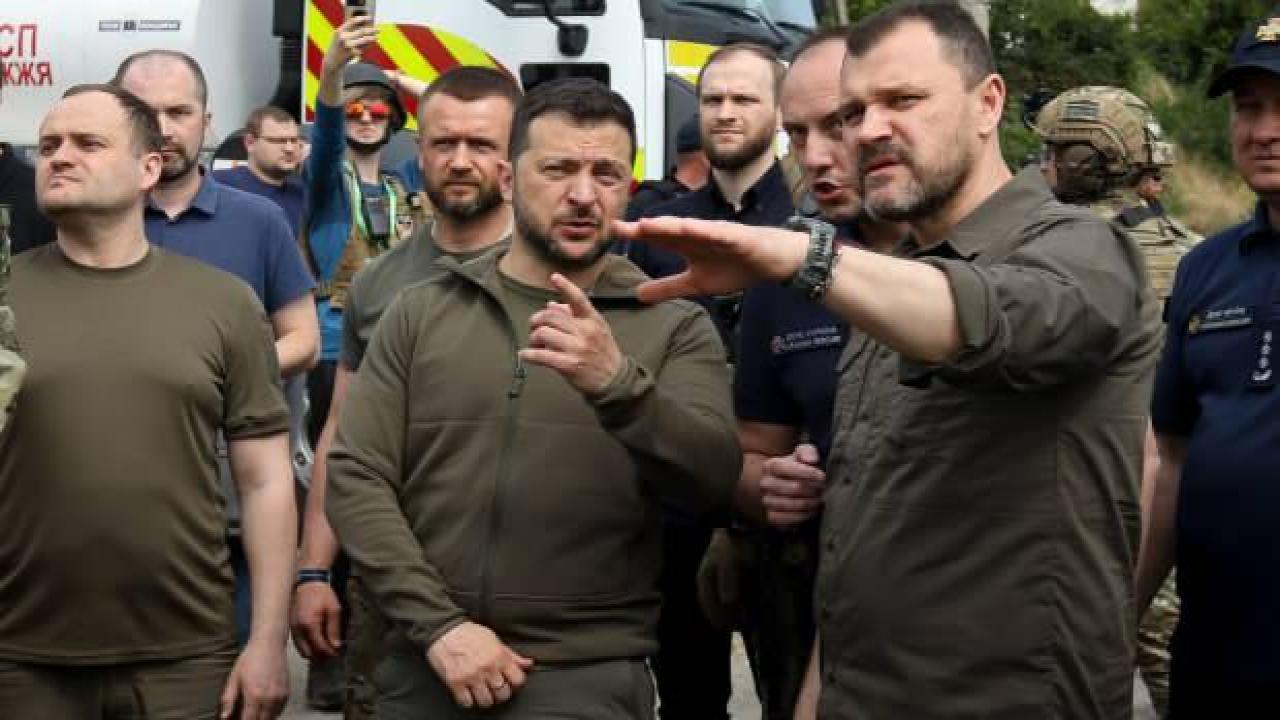 Zelenskiy’den hidroelektrik santralinin vurulduğu Herson’a ziyaret