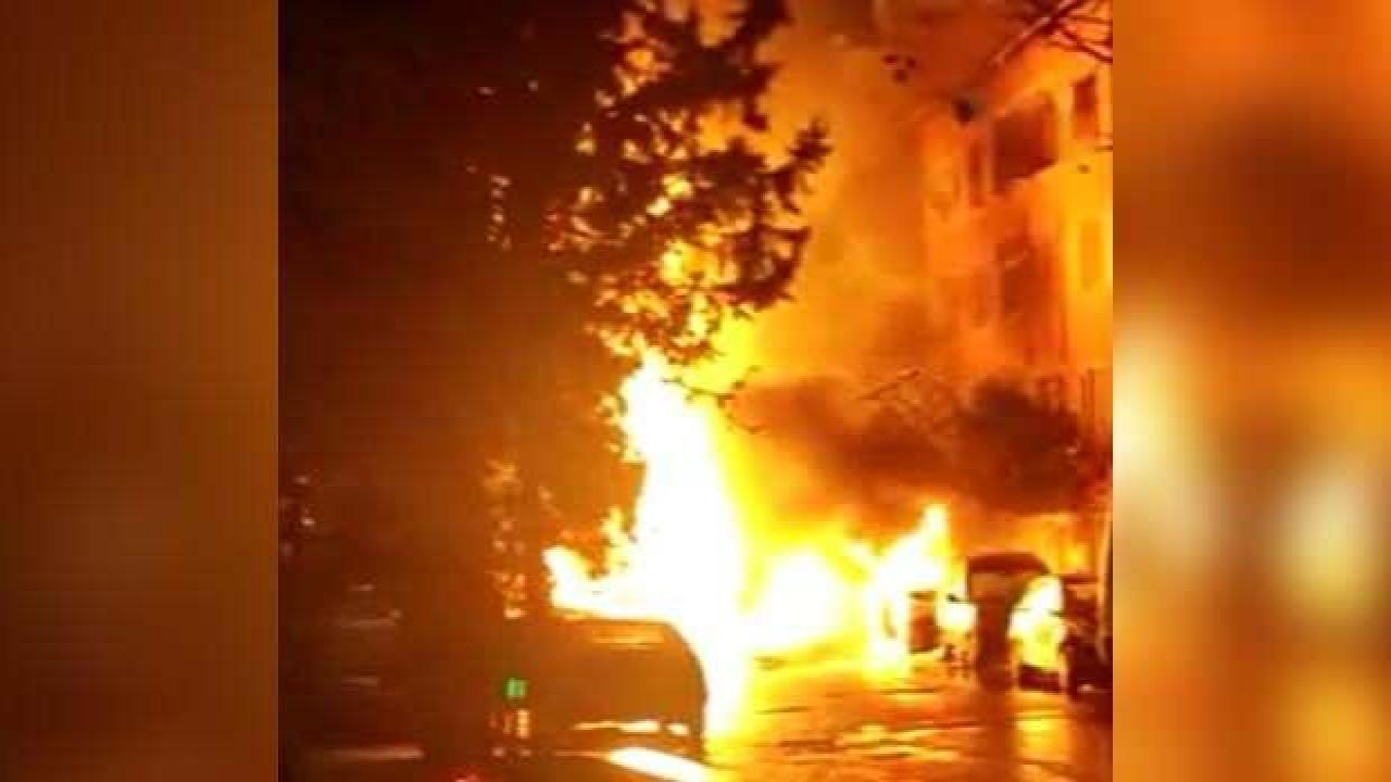 Zeytinburnu'nda doğalgaz borusu patladı! 4 otomobil hasar gördü