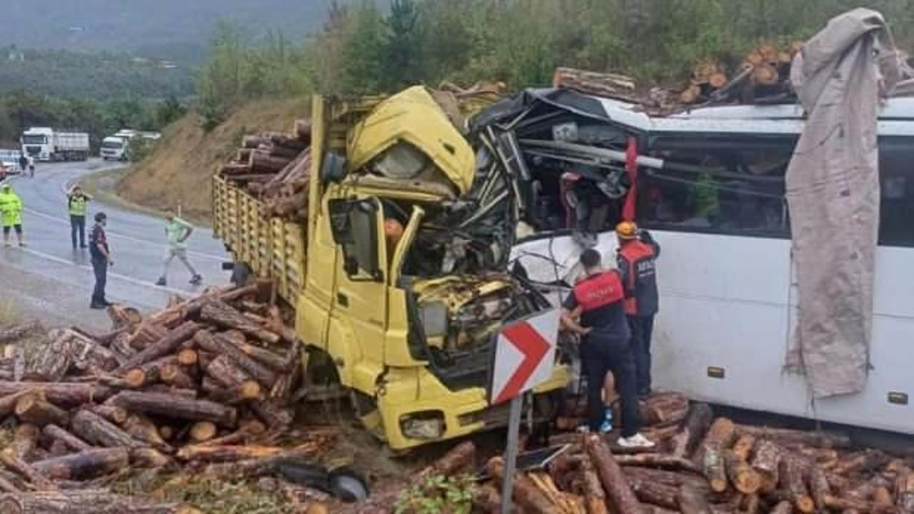 Zonguldak'ta yolcu otobüsü kamyonla çarpıştı! Ölüler ve yaralılar var!