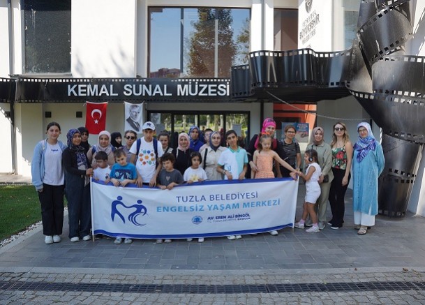 Tuzla’da Engelsiz Kalplerden Kemal Sunal’a Vefa Ziyareti 